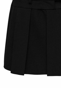 Falda negra plisada con cinturilla estructurada, diseño entallado y textura de tela suave, con pliegues profundos para mayor dimensión.