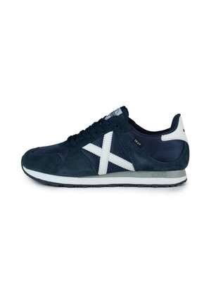 Sneaker blu navy realizzato in suede e mesh, con una striscia diagonale bianca, punta rotonda e suola in gomma con grip testurizzato.