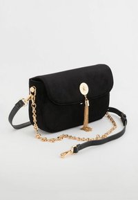 Czarna zamszowa torebka na ramię z złotym łańcuchem, z klapką i złotą chwostą. Kompaktowy prostokątny kształt.