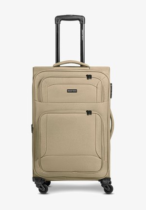 Maleta beige de material blando con bolsillos delanteros con cremallera, asa negra extensible, asas laterales y superiores para llevar, y cuatro ruedas giratorias.