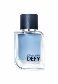 Klar glasflaska med en böjd botten, fylld med ljusblå vätska. Rund texturerad marinblå kork med silverdetaljer. Etikett med texten "Calvin Klein DEFY."