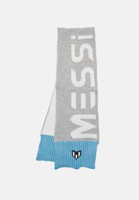 Pilkas megztas šalikas su baltu užrašu "MESSI", šviesiai mėlynomis raukšlėtomis galais ir juodu logotipo žymėjimu; pagamintas iš minkštos medžiagos su lygiu tekstūru.