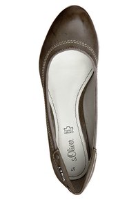 Chaussure plate en similicuir marron avec bout arrondi, bords élastiqués et surpiqûres blanches contrastantes. Comprend une semelle intérieure rembourrée.