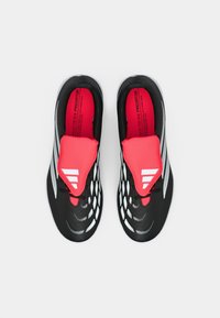 Μαύρα και κόκκινα αθλητικά παπούτσια με λείο επάνω μέρος, διακοσμητικά σχέδια και γκρι λεπτομέρειες. Διαθέτουν σχέδιο που μοιάζει με κάλτσα και σύστημα δέσιμου με κορδόνια.