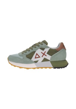 Scarpa da ginnastica verde e grigia con dettagli bianchi e marroni, logo geometrico rosso sul lato, design con lacci e suola gialla testurizzata.