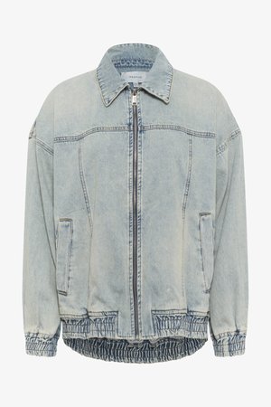 Lys blå denimjakke med glidelås foran, spiss krage og ribbet elastisk nederkant. Har to sidelommer og kontrastsøm.