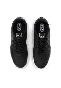 Sneaker basse nere in pelle perforata, con lacci neri texturizzati e suola in gomma bianca. Presentano il logo Fila sulla linguetta e sul lato.