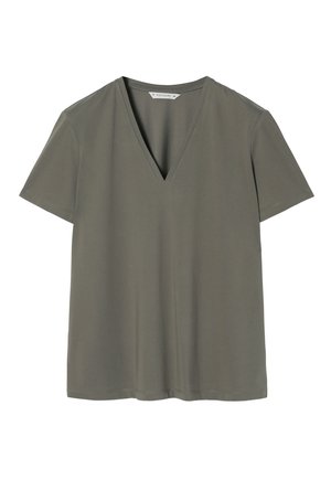 Olíva zöld, V nyakú, rövid ujjú póló, puha anyagból készült, laza szabással és letisztult szegéllyel, a minimalista design érdekében.