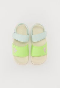 Zelené a svetlomodré sandále s nastaviteľnými popruhmi, mäkkou stielkou a ružovým logom Adidas na boku. Hladká textúra a plochý dizajn.
