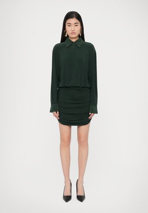 BOYFRIEND SHIRT SHIRRED DRESS - Tričkové šaty - dark emerald