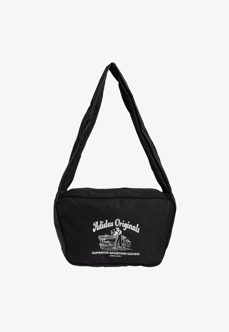 Čierna ramenná taška vyrobená z látky s hladkou textúrou. Má veľké predné logo v bielej farbe. Disponuje jedným širokým popruhom na nosenie.