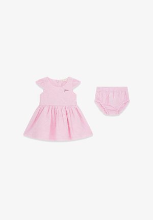 Roze babyjurk met vlindermouwen en bijpassende luierbroek, beide met subtiele bloemrijke borduursels en zacht katoenen stof.