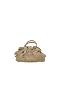 Borsa a tracolla beige imbottita con parte superiore arricciata, doppi manici e tracolla regolabile. Presenta una piccola placca con il logo e una texture liscia.