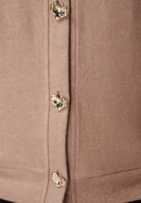 Zachte beige cardigan met hartvormige gouden knopen en een gladde, gestructureerde stof. Kenmerken zijn een rechte zoom en een lichte rek.