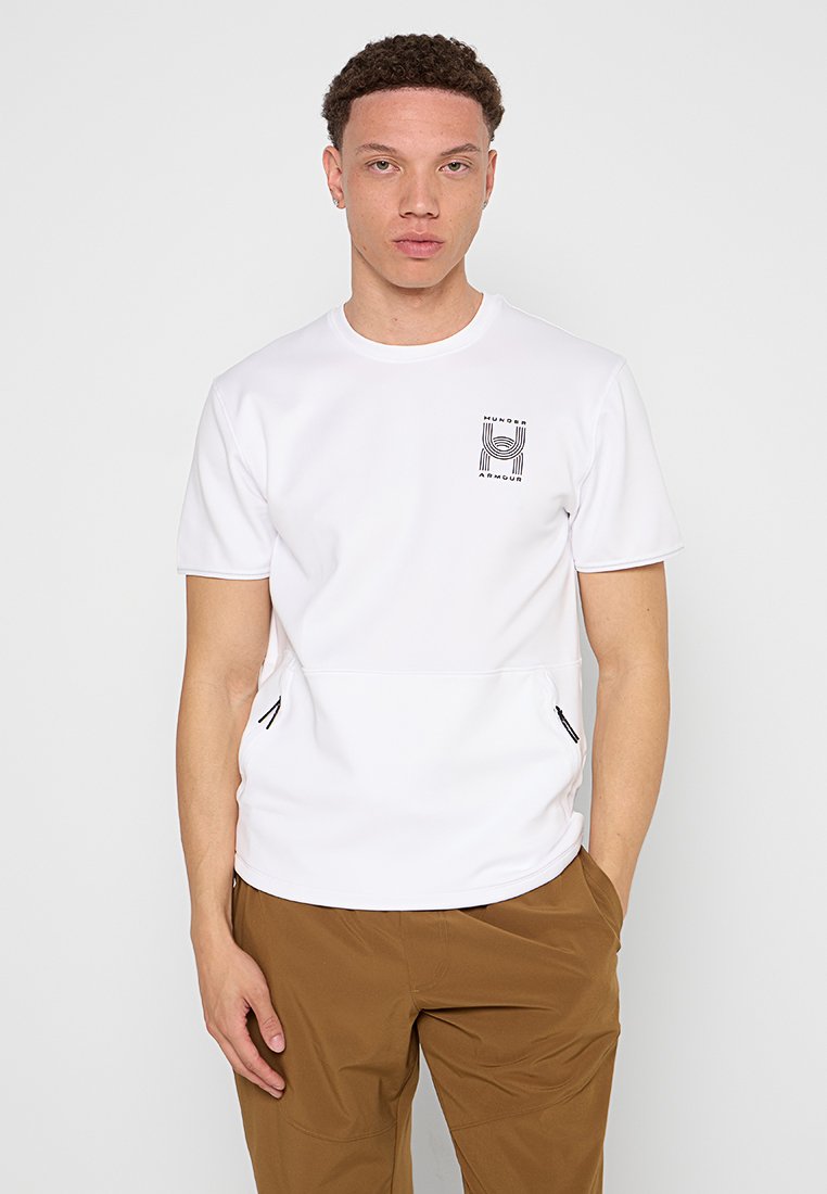 Chemise blanche à manches courtes avec un col rond, dotée d'un motif sur la poitrine gauche et de deux poches latérales zippées. Texture lisse.