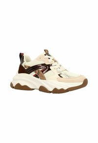 Baskets chunky avec une tige en maille crème, des accents en vinyle marron et une semelle en caoutchouc texturé avec des détails en imprimé serpent sur les côtés.