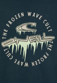 Tamsiai mėlyna trumpa rankovė t-marškiniai, puikuojantis dideliu piešiniu su tekstu "FROZEN WAVE CULT" ir stilizuotais lašėjimo dizainais šviesiai žalia spalva.