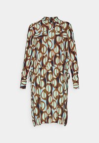 Robe à manches longues avec col et rabats de poche, présentant un motif géométrique dans des tons marron, bleu clair, noir et beige.