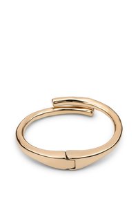Pulsera de bangle con bisagra en tono dorado, con superficie pulida suave y diseño angular moderno, abierta en el cierre.