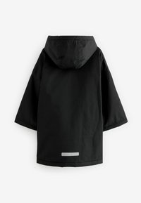 Imperméable noir à capuche avec manches larges et bande réfléchissante horizontale près du bas du dos.