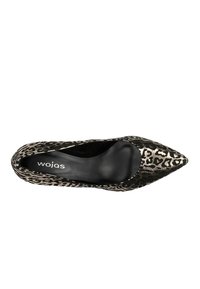 Scarpa con tacco alto in stampa leopardata caratterizzata da una punta affusolata, interno nero liscio ed esterno testurizzato. Marchiata "wojas" all'interno della scarpa.