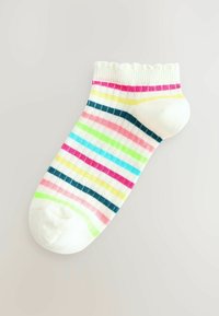 Gestreepte enkelkous met verschillende kleuren, waaronder roze, groen, blauw en marineblauw, op een witte achtergrond met een golvende boord.