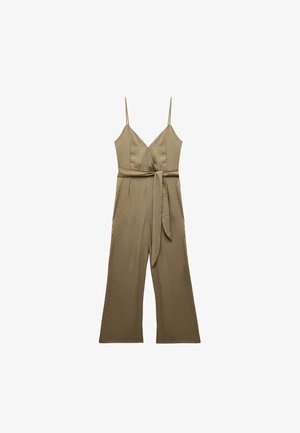 Mono caqui con tirantes finos y escote en V. Presenta un cinturón en la cintura atado y un diseño de pierna ancha. Tejido suave y detallado mínimo.