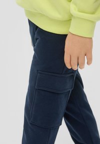 s.Oliver MIT TASCHEN - Cargo hlače - navy