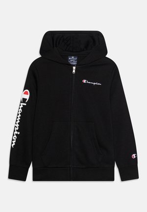 Czarna bluza Champion na zamek z kapturem, przednimi kieszeniami, logo Champion na lewej piersi, dużym logo na prawej rękawie i małym logo na lewym mankiecie.