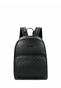 Czarny plecak o plecionej strukturze, gładkie skórzane akcenty, zapinana kieszeń z przodu i wyściełane szelki. Design jest elegancki i nowoczesny.