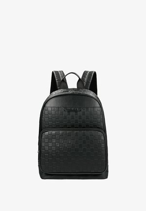 Zaino nero con una texture intrecciata, dettagli in pelle liscia, tasca frontale con zip e spallacci imbottiti. Il design è elegante e moderno.