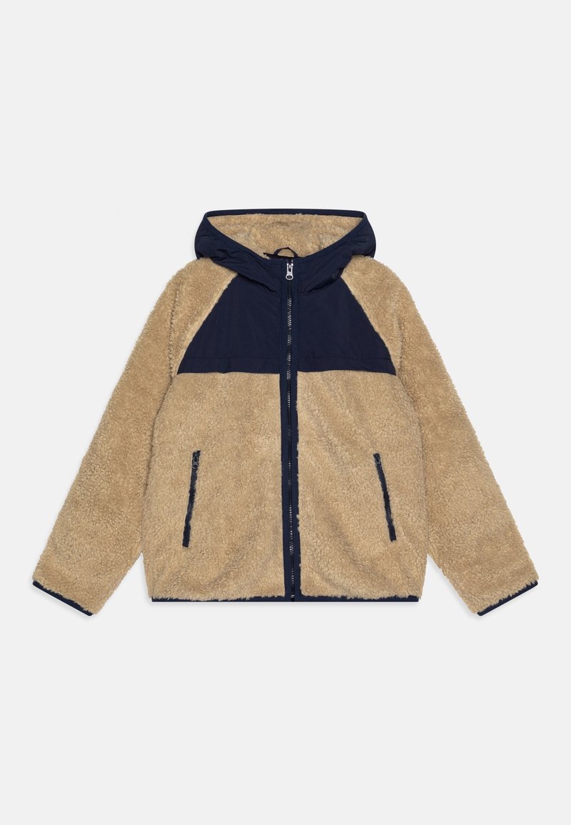 Beige fleecejakke med navy hætte og skulderpanel, lynlås, to forlommer og navy kant langs ærmekanter og kant.