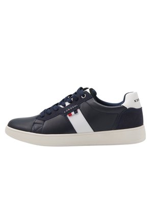 Marineblå sneaker lavet af læder og ruskind, med et hvidt stribedesign, rund tå og en hvid gummisål med mærkeinformation.