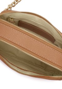 Pruun nahast randmekott kuldse luku ja kettiga, mis näitab avatud jaotisi beežist kangaga voodriga ning väikest seesmist luku taskut.