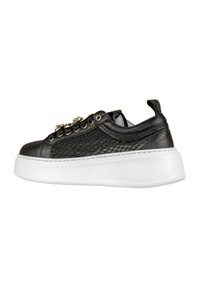 Sneaker in pelle nera con pannelli in rete, dettagli in hardware dorato, suola bianca spessa, punta arrotondata e chiusura con lacci.