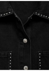 Črna denim srajca z zunanjimi srebrnimi žebljički ob ramenih in žepih, z običajnim ovratnikom in sprednjim gumbom.