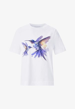 Balta medvilnės marškinėliai su violetiniais akvarelės atspaudais, pavaizduojančiais dvi kolibrius. Trumpomis rankovėmis, apvalia iškirpte ir laisvos kirpimo dizainu.