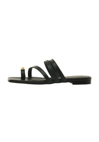 Sandalias planas negras con tres tiras delgadas. Presentan un lazo para el dedo del pie y un pequeño acento dorado. Fabricadas en cuero suave con una suela plana.