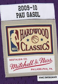 La etiqueta de la camiseta morada presenta "2009-10 Pau Gasol", "Hardwood Classics" y "Mitchell & Ness" en un parche texturizado con acentos de color básicos.