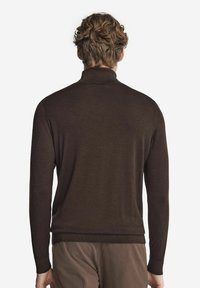 Brun, långärmad pullover med hög krage, tillverkad av ett slätt tyg; har en figurnära design och ribbade muddar och nederkant.