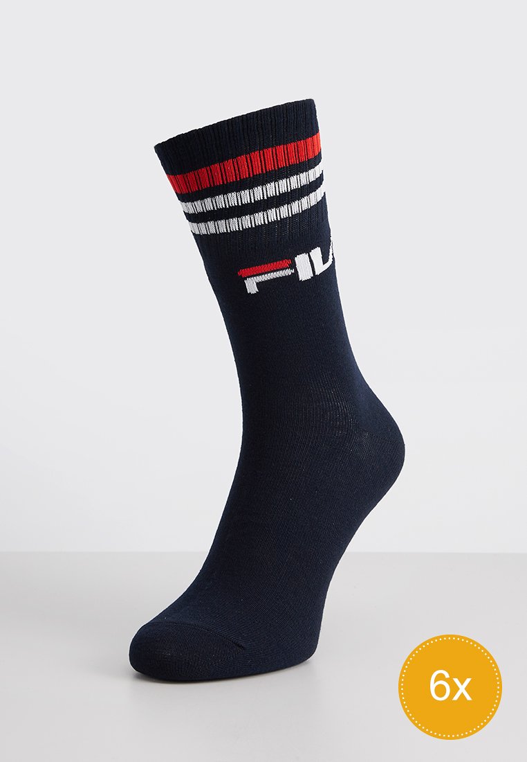 Granatowe skarpetki z prążkowanym mankietem, ozdobione czerwonymi, białymi i czarnymi paskami. Logo Fila w białym kolorze z boku. Materiał z domieszką bawełny.