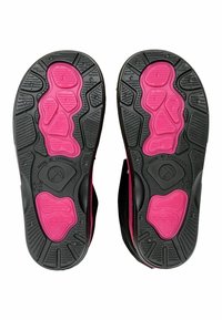 Zwarte sandalen met roze rubberen accenten op de zool. De zool heeft een getextureerd grippatroon met verheven delen in verschillende vormen voor extra grip.