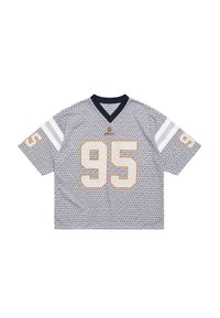 Camiseta deportiva gris de manga corta con tejido estampado, cuello en V azul marino, franjas blancas en las mangas y un gran número 95 delineado en naranja en el frente y las mangas.