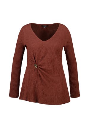 Roestkleurige, langermige blouse met structuur, V-hals en een geplooid detail dat op de taille wordt vastgezet met een klein gouden sluitstuk.