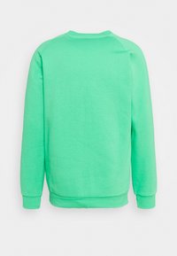 Felpa verde con maniche lunghe, scollo rotondo e polsini a costine. Realizzata in tessuto morbido e strutturato, caratterizzata da un design a tinta unita.