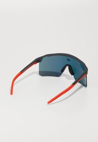 Sport-Sonnenbrille mit schwarzem Rahmen, blauen verspiegelt Gläsern und lebhaften roten Bügeln. Verfügt über ein rundumgehendes Design und strukturierte Nasenauflagen.