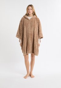 Brązowe, oversize'owe ponczo z kapturem, wykonane z miękkiego, teksturowanego polaru, z wzorem na drutach i luźnymi rękawami.
