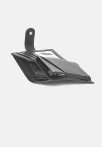 Zwarte leren portemonnee open met een zichtbare RFID NFC-beschermkaart in een aparte compartiment tegen een effen witte achtergrond.