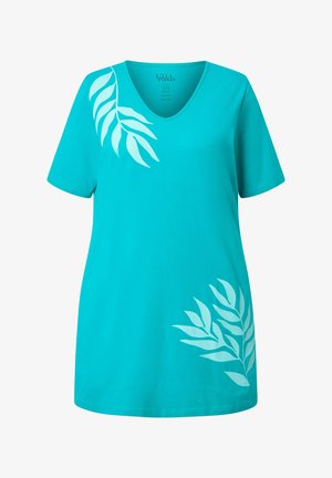 Turkoois shirt met korte mouwen en V-hals, met lichtblauwe bladerenprint op de linkerschouder en rechteronderkant van de voorkant.