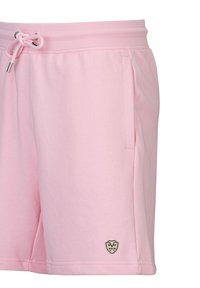 Rosa Baumwollshorts mit elastischem Bund, Kordelzug, Seitentaschen und einem Schild-Logo am linken Bein. Glatte Textur.